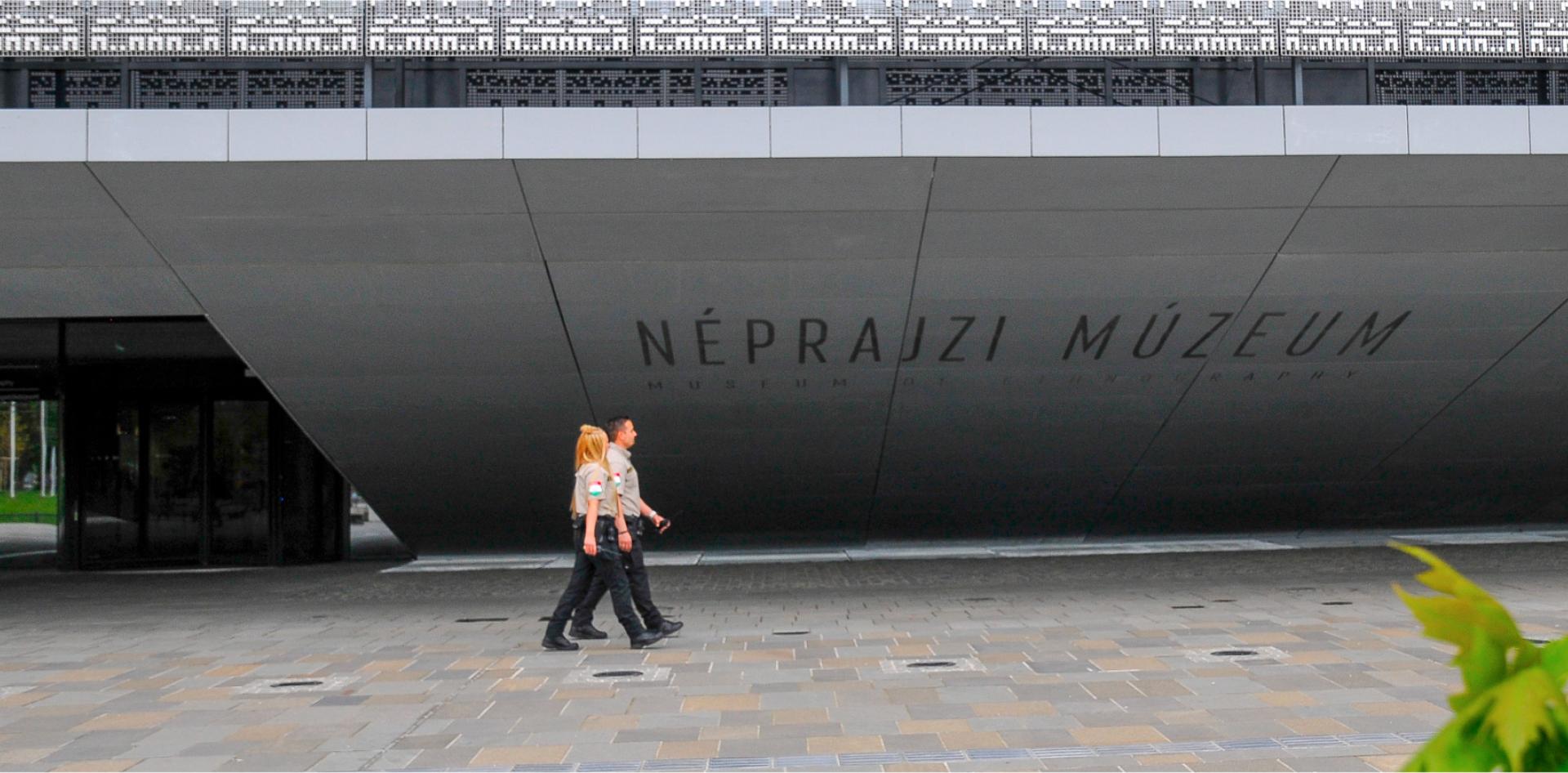 A Néprajzi Múzeum előtt két őr járőrözik